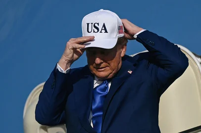US President Donald Trump adjusts his cap as he exits Air Force One, which landed from Joint Base Andrews, Maryland, at Amsterdam's Schiphol aiport, to attend the NATO summit in The Hague, on June 24, 2025. NATO leaders hold a two-day summit on June 24 and 25 in The Hague. (Photo by Brendan SMIALOWSKI / AFP)Editoria: POLLocal: Amsterdam Airport SchipholIndexador: BRENDAN SMIALOWSKISecao: diplomacyFonte: AFPFotógrafo: STF<!-- NICAID(16066333) -->