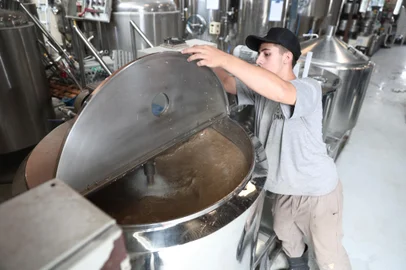 Porto Alegre, RS, BrasilApós a enchente de maio empresas atingidas pelas águas tentam se recuperar com recurso de financiamentos. Proprietários da cervejaria DNA Beer adquiriram 10 chopeiras com o recurso e buscam retomada.<!-- NICAID(15925116) -->