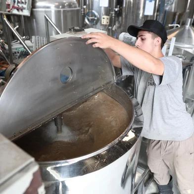 Porto Alegre, RS, BrasilApós a enchente de maio empresas atingidas pelas águas tentam se recuperar com recurso de financiamentos. Proprietários da cervejaria DNA Beer adquiriram 10 chopeiras com o recurso e buscam retomada.<!-- NICAID(15925116) -->