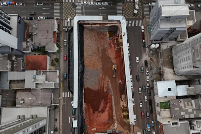 Parte do asfalto cede e Defesa Civil interdita Rua Quinze de Novembro parcialmente<!-- NICAID(16055618) -->