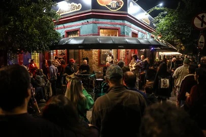 PORTO ALEGRE, RS, BRASIL - 2023.06.23 - Bar do Alexandre é uma famosa opção de bar com música ao vivo há 20 anos. Bandas de rock e blues costumam tocar para um público que lota o bar e ocupa parte da esquina. (Foto: André Ávila/ Agência RBS)Indexador: Andre Avila<!-- NICAID(15466265) -->