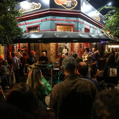 PORTO ALEGRE, RS, BRASIL - 2023.06.23 - Bar do Alexandre é uma famosa opção de bar com música ao vivo há 20 anos. Bandas de rock e blues costumam tocar para um público que lota o bar e ocupa parte da esquina. (Foto: André Ávila/ Agência RBS)Indexador: Andre Avila<!-- NICAID(15466265) -->