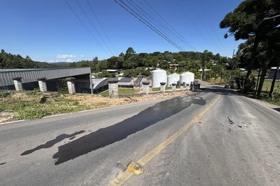 Diante das frequentes interrupções no abastecimento de água em Flores da Cunha, a Prefeitura Municipal, em conjunto com a Agência Intermunicipal de Saneamento do Rio Grande do Sul (Agesan-RS), emitiu mais um auto de infração com penalidade de multa à Corsan/Aegea. A medida ocorre em razão do descumprimento na prestação do serviço, refletindo o descaso recorrente enfrentado pela comunidade florense.A penalidade está amparada na Resolução nº 002/2020 da Agesan-RS, que prevê sanções à concessionária quando há falhas no fornecimento de água decorrentes de deficiência operacional ou de capacidade do sistema.<!-- NICAID(16220481) -->