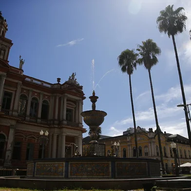 PORTO ALEGRE, RS, BRASIL, 09-03-2021: Começou hoje a revitalização da Fonte Talavera e seu entorno, na Praça Montevideu, em frente ao Paço Municipal (FOTO FÉLIX ZUCCO/AGÊNCIA RBS, Editoria de Porto Alegre).<!-- NICAID(14731003) -->