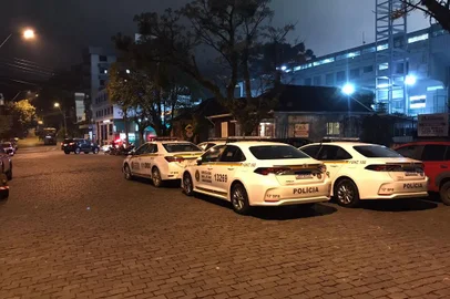 Viaturas da BM próximas ao estádio Alfredo Jaconi por conta de briga entre torcedores do Juventude e Athletico-PR.<!-- NICAID(15118890) -->