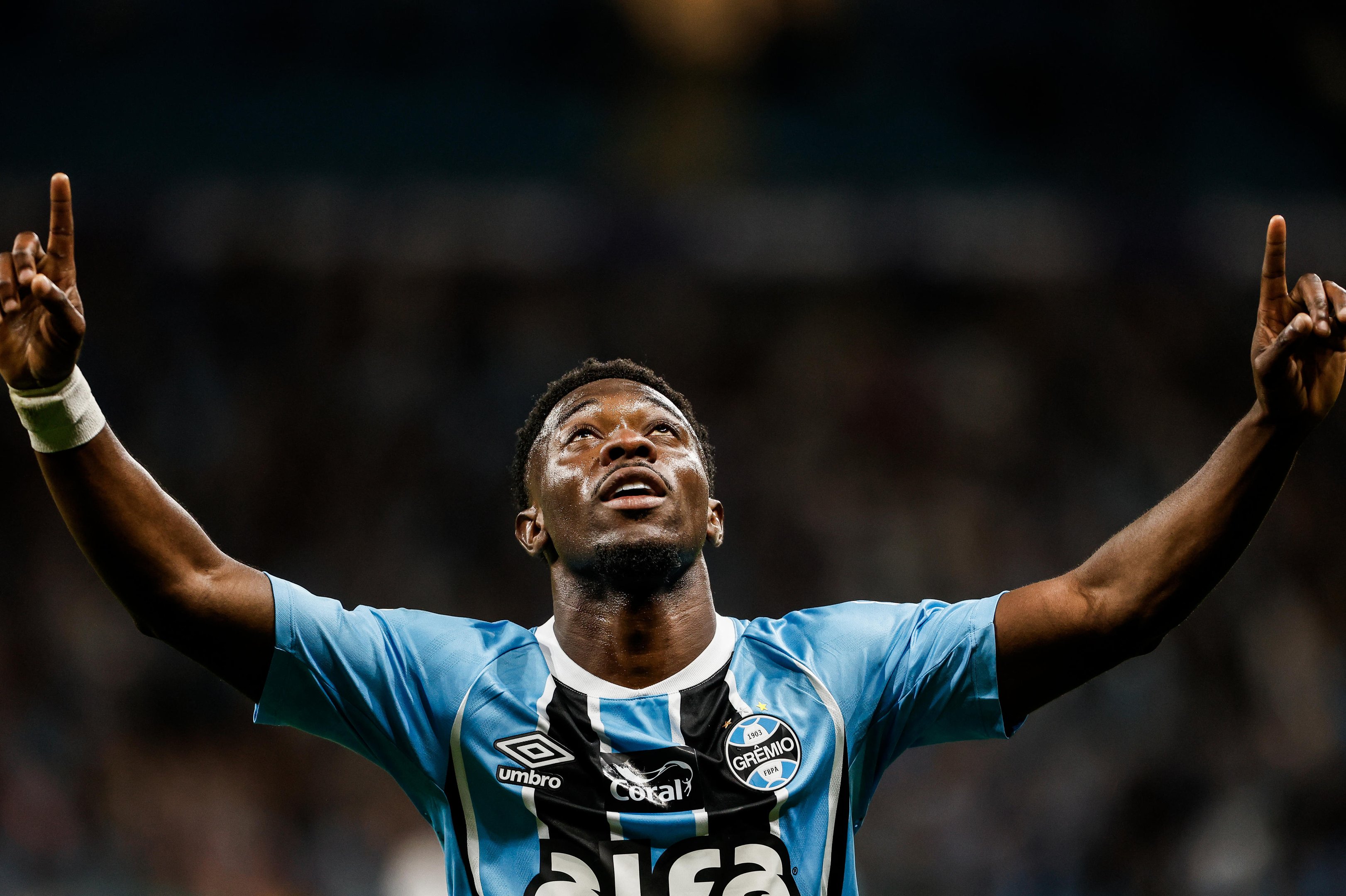 Em novo momento, Amuzu sonha com convoca&ccedil;&atilde;o para a Copa do Mundo e mira renova&ccedil;&atilde;o no Gr&ecirc;mio