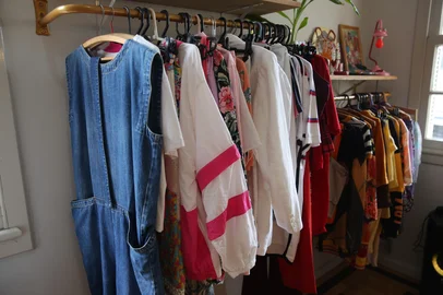 CAXIAS DO SUL, RS, BRASIL, 17/02/2025. Almanaque sobre moda circular e slow-fashion. As duas tendências vêm ganhando força em Caxias e reforçam os cuidados com o meio ambiente na moda. Natália Rodrigues - dona do Eco Street Brechó.  (Porthus Junior/Agência RBS)<!-- NICAID(15978063) -->