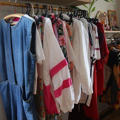 CAXIAS DO SUL, RS, BRASIL, 17/02/2025. Almanaque sobre moda circular e slow-fashion. As duas tendências vêm ganhando força em Caxias e reforçam os cuidados com o meio ambiente na moda. Natália Rodrigues - dona do Eco Street Brechó.  (Porthus Junior/Agência RBS)<!-- NICAID(15978063) -->