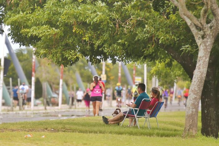Domingo de calor levou muita gente  aos parques e praças em Porto Alegre
