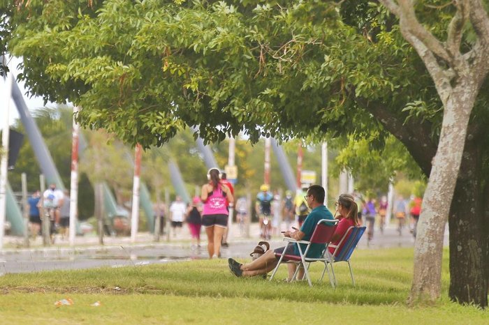 Domingo de calor levou muita gente aos parques e praças em Porto Alegre