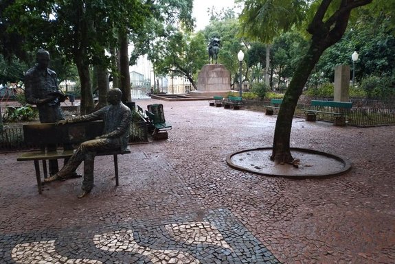 Praça da Alfândega em Porto Alegre no domingo, 19 de maio, com água do Guaíba recuando aos poucos<!-- NICAID(15767606) -->