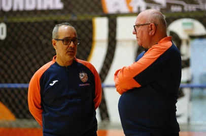 CARLOS BARBOSA, RS, BRASIL, 29/08/2025. ACBF realiza treino em preparação para confronto diante do Atlântico pela Liga Nacional de Futsal. Na foto, técnico Peri Fuentes (E) e Jari da Rocha (Jarico) supervisor e coordenador técnico da ACBF. (Porthus Junior/Agência RBS)<!-- NICAID(16113164) -->