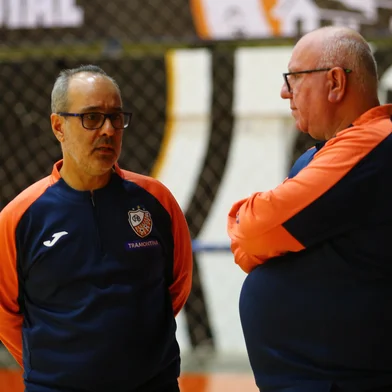 CARLOS BARBOSA, RS, BRASIL, 29/08/2025. ACBF realiza treino em preparação para confronto diante do Atlântico pela Liga Nacional de Futsal. Na foto, técnico Peri Fuentes (E) e Jari da Rocha (Jarico) supervisor e coordenador técnico da ACBF. (Porthus Junior/Agência RBS)<!-- NICAID(16113164) -->