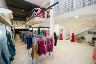 Loja de Caxias, a Rose's Noivas, realiza outlet de vestidos de noiva e festa neste domingo, dia 11 de junho. <!-- NICAID(15451157) -->
