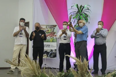 Concurso das Melhores Uvas prestou uma homenagem especial ao agricultor Mário De Bastiani, 93 anos, na noite de sábado (26). Ele recebeu troféu por participar do concurso desde as festas dos anos 1950. <!-- NICAID(15028859) -->