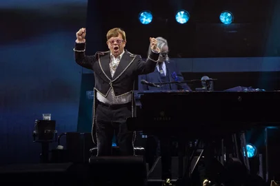 British musician Elton John performs onstage during the "Farewell Yellow Brick Road The Final Tour" at the Alamodome in San Antonio, Texas on October 29, 2022. (Photo by SUZANNE CORDEIRO / AFP)Editoria: ACELocal: San AntonioIndexador: SUZANNE CORDEIROSecao: musicFonte: AFPFotógrafo: STR<!-- NICAID(15413676) -->