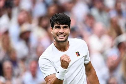 Spain's Carlos Alcaraz celebrates winning a game against Russia's Andrey Rublev during their men's singles fourth round tennis match on the seventh day of the 2025 Wimbledon Championships at The All England Lawn Tennis and Croquet Club in Wimbledon, southwest London, on July 6, 2025. (Photo by Kirill KUDRYAVTSEV / AFP) / RESTRICTED TO EDITORIAL USE<!-- NICAID(16075428) -->