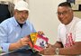 Livros e bastidores políticos: o encontro de Roger Machado com o senador Paulo Paim em Canoas