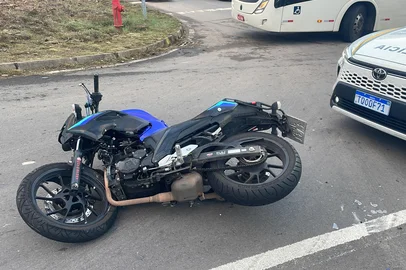 O acidente que envolveu uma motocicleta Yamaha e um Renault Symbol foi registrado por volta das 6h, no cruzamento das ruas Carlos Cesa e Teresinha Mantovani, no bairro Sanvitto.<!-- NICAID(16053738) -->