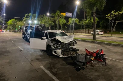 Gustavo Gossen / Agência RBS Motociclista morre em acidente na Avenida Salvador França em Porto Alegre<!-- NICAID(16162685) -->