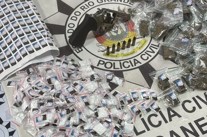 A Polícia Civil de Canela realizou, na tarde desta quarta-feira (23), importante operação policial em que aprendida grande quantidade de drogas. Durante a ação, policiais civis aprenderam ainda uma arma de fogo. Quatro suspeitos foram presos em flagrante pela prática dos crimes de tráfico de drogas posse irregular de arma de fogo e integrar organização criminosa. <!-- NICAID(16086371) -->