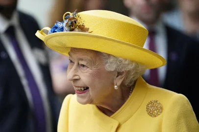 Britain's Queen Elizabeth II reacts during her visit to Paddington Station in London on May 17, 2022, to mark the completion of London's Crossrail project, ahead of the opening of the new 'Elizabeth Line' rail service next week. (Photo by Andrew Matthews / POOL / AFP)Editoria: FINLocal: LondonIndexador: ANDREW MATTHEWSSecao: railwayFonte: POOLFotógrafo: STR<!-- NICAID(15098129) -->