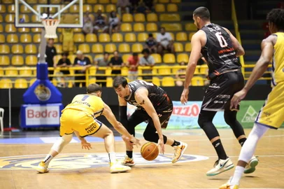 Mogi x Caxias Basquete, pelo Novo Basquete Brasil (NBB).<!-- NICAID(15925644) -->
