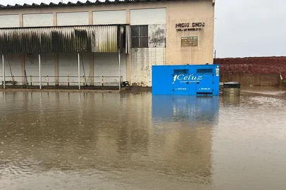 Casa de Bombas que atende o bairro Mathias Velho, em Canoas, tem gerador parcialmente submerso e para de operar.