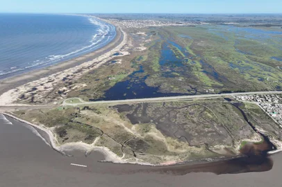 Fotos aéreas da área do Parque Natural Municipal Barra do Rio Grande, que busca transformar em unidade de conservação uma área próxima a Praia do Cassino. Foto: Rodrigo Genoves/Kaosa Rio Grande/Divulgação<!-- NICAID(15656989) -->