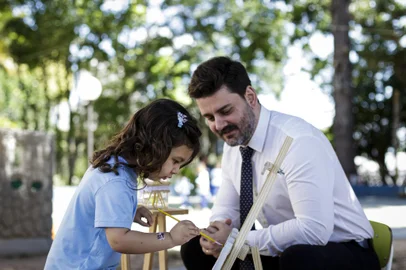 Porto Alegre, RS, Brasil, 13-11-2024: Antonia Otaran Savian, 3, acompanhada do pai dela, Henrique Mezzomo Savian, 38, na escola Pais e Filhos. Henrique e a esposa costumam conversar com a filha sobre as emocoes e sentimentos para complementar os ensinamentos escolares e desenvolver inteligencia emocional. Foto: Mateus Bruxel / Agencia RBSIndexador: MATEUS BRUXEL<!-- NICAID(15912889) -->