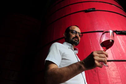 FARROUPILHA, RS, BRASIL, 31/01/2023. Série de reportagens sobre Personagens da Vindima. Ricardo Chesini: Fé transformada em vinho em Vila Rica Atrás da Capela de Santa Lúcia entre Garibaldi e Farroupilha, vinícola produz vinho canônico que abastece igrejas católicas de todo o país. Na foto, Ricardo Chesini, 49 anos. (Bruno Todeschini/Agência RBS)Indexador: BTK<!-- NICAID(15336115) -->