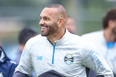 RS - FUTEBOL/ TREINO GREMIO 2026 - ESPORTES - Weverton e jogadores do Gremio realizam treino tÃ©cnico durante a manha desta terÃ§a-feira, no CT Luiz Carvalho, na preparaÃ§Ã£o para a partida valida pelo Copa Sul Americana 2026. FOTO: LUCAS UEBEL/GREMIO FBPA<!-- NICAID(16288641) -->