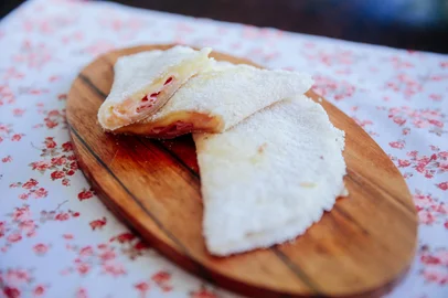 PORTO ALEGRE, RS, BRASIL, 25/01/2017 : Destemperados : Receitas para um café da manhã completo: granola, queijo quente com banana, tapioca de presunto e queijo, panqueca americana com molho de frutas vermelhas, pão integral com ovo mexido e abacate, vitamina de morango. (Omar Freitas/Agência RBS)Indexador: Omar Freitas<!-- NICAID(12700903) -->
