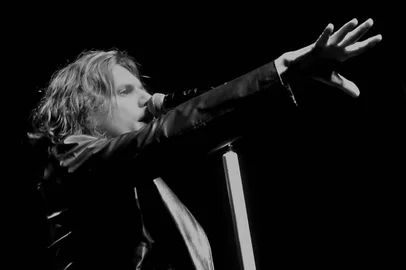 Nesses 17 anos de estrada, a banda já participou de eventos oficiais do próprio Bon Jovi, obteve reconhecimento da qualidade artísticas dos integrantes da banda e de toda produção.No dia 21 de outubro, às 20h, a banda se apresenta em Caxias, no Teatro Murialdo.FOTO: Jean Ramos, vocalista da banda, que interpreta Bon Jovi no palco.<!-- NICAID(15533525) -->