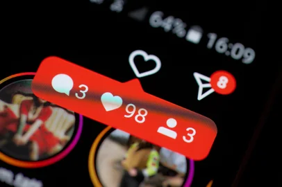 Likes and unread message notifications on InstagramConceito de notificações no Instagram - Foto: Gudellaphoto/stock.adobe.comFonte: 670262342<!-- NICAID(15903053) -->