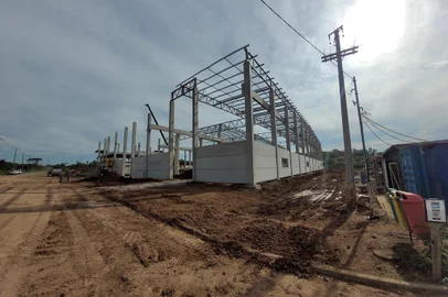 A Apolo Tecnologia em Polímeros, uma empresa controlada pela Marcopolo, está prester a inaugurar um novo marco na produção de peças plásticas na região da Serra. Com investimento de mais de R$ 20 milhões, a nova unidade que está sendo construída em Farroupilha vai ampliar em mais de 200% a capacidade produtiva na área e permitir que a empresa passe a fornecer para outras companhias, além da própria Marcopolo. Também vai inaugurar uma nova fase em tecnologia com novos materiais a partir do desenvolvimento de produtos com grafeno, caso do parachoque de ônibus.<!-- NICAID(15367424) -->
