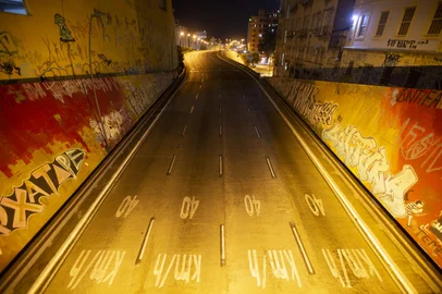 PORTO ALEGRE, RS, BRASIL, 25/03/2020- Imagens feitas da passarela da Independência e mostra a entrada do Túnel da Conceição, (sentido interior capital) completamente sem movimento as 20h06min. Foto:Jefferson Botega  Agencia RBSIndexador: Jefferson Botega<!-- NICAID(14461552) -->