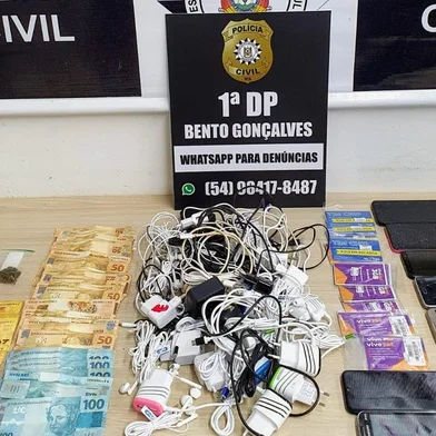 Dinheiro, celulares, carregadores e fones de ouvido são aprensentados pela Polícia Civil em Bento Gonçalves. Objetos seriam arremessados ao Presídio Estadual<!-- NICAID(15015753) -->