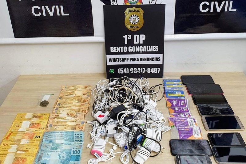 Dinheiro, celulares, carregadores e fones de ouvido são aprensentados pela Polícia Civil em Bento Gonçalves. Objetos seriam arremessados ao Presídio Estadual<!-- NICAID(15015753) -->