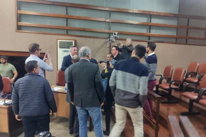 Confusão durante a sessão ordinária entre o vereador Mauricio Scalco e um manifestante.<!-- NICAID(15258988) -->