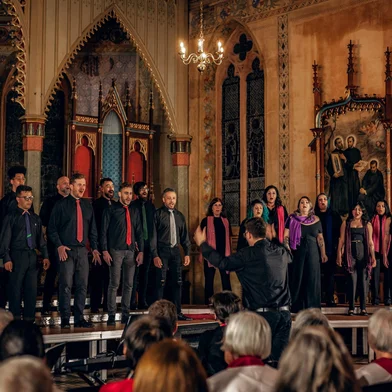 O Coro Municipal de Caxias do Sul, da Secretaria Municipal da Cultura, apresenta seu próximo espetáculo no dia 30 de outubro, às 18h30, na Igreja de Nossa Senhora de Lourdes. A apresentação integra a série Coro Canta e traz a obra “Missa Breve”, composição do maestro Gil de Roca Sales, que faleceu em 2024.<!-- NICAID(16154640) -->