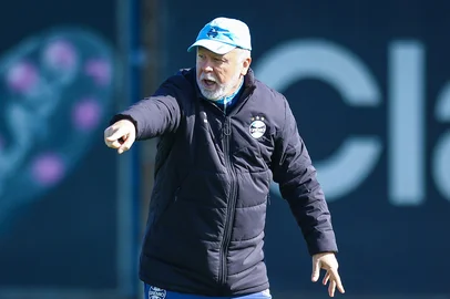 RS - FUTEBOL/ TREINO GREMIO 2025 - ESPORTES - Mano Menezes Jogadores do Gremio realizam treino tÃ©cnico durante a manha desta sexta-feira, no CT Luiz Carvalho, na preparaÃ§Ã£o para a partida valida pelo Campeonato Brasileiro 2025. FOTO: LUCAS UEBEL/GREMIO FBPA<!-- NICAID(16069287) -->
