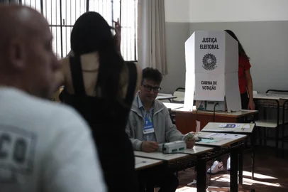 CAXIAS DO SUL, RS, BRASIL, 27/10/2024. Eleições 2024: Imagens gerais do segundo turno das eleições municipais, em Caxias do Sul. (Bruno Todeschini/Agência RBS)Indexador: Bruno Todeschini<!-- NICAID(15900339) -->