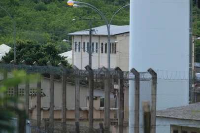 CANOAS, RS, BRASIL - 25/11/2024 - Situação da Penitenciária Estadual de Canoas, dos complexos II, III e IV. Lonas invadem a entrada do local, inclusive com sinal de internet. FOTO: RONALDO BERNARDI, AGÊNCIA RBS<!-- NICAID(15921108) -->