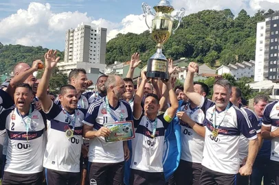Copa União de Clubes inicia neste final de semana. Na edição do ano passado o São Luiz, do ex-jogador profissional Lauro, levantou a taça na categoria Máster<!-- NICAID(15115038) -->