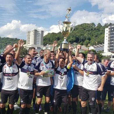 Copa União de Clubes inicia neste final de semana. Na edição do ano passado o São Luiz, do ex-jogador profissional Lauro, levantou a taça na categoria Máster<!-- NICAID(15115038) -->