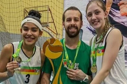 atletas da APV/UCS, Laura Demori Comin (central) e Caroline Triches Feijó (levantadora), junto com o auxiliar técnico Felipe Schinatto, <!-- NICAID(15744113) -->