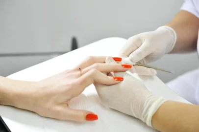 PORTO ALEGRE, RS, BRASIL 14/11/13 - Quando devem começar os cuidados de beleza já que meninas que nem entraram na adolescência e até mesmo crianças pintam unhas, cabelos, fazem depilação, etc. (Foto: LÍVIA STUMPF / DIÁRIO GAÚCHO)<!-- NICAID(9964630) -->