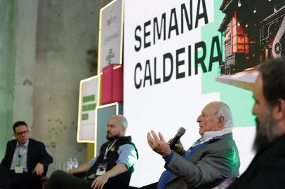 SEMANA CALDEIRA  - PORTO ALEGRE, RS, BRASIL, 01-10-2025: Evento “É Possível que o RS construa cidades antifrágeis”, com o diretor presidente do Dmae, Vicente Perrone (mediação), secretário da Reconstrução, Pedro Capeluppi, empresário Jorge Gerdau e Caio Esteves, autor do livro Cidade Antifrágil, durante a Semana Caldeira, promovida pelo Instituto Caldeira. Foto: Mateus Bruxel/Agência RBSIndexador: MATEUS BRUXEL<!-- NICAID(16136731) -->