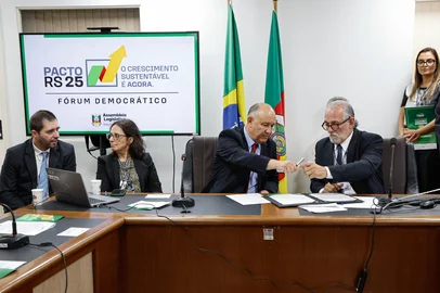 PORTO ALEGRE - RS - BRASIL - 15/03/2025: Instalação da Gestão 2025/2026 do Fórum Democrático de Desenvolvimento Regional. Espaço da Convergência. Foto: Fernando Gomes / ALRS<!-- NICAID(15997547) -->